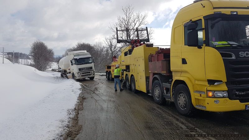 Wyciąganie holownikiem ciężarówki w Szufnarowej